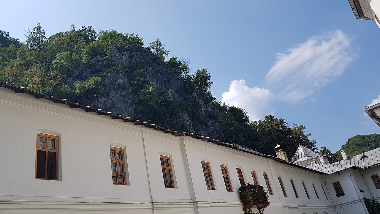 Latura lungă a chiliilor cu ferestre și învelitoarea.