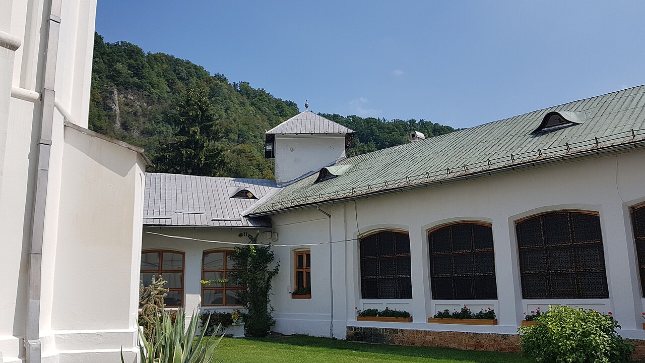 Aripa de chilii cu galerie, turn și acoperiș.