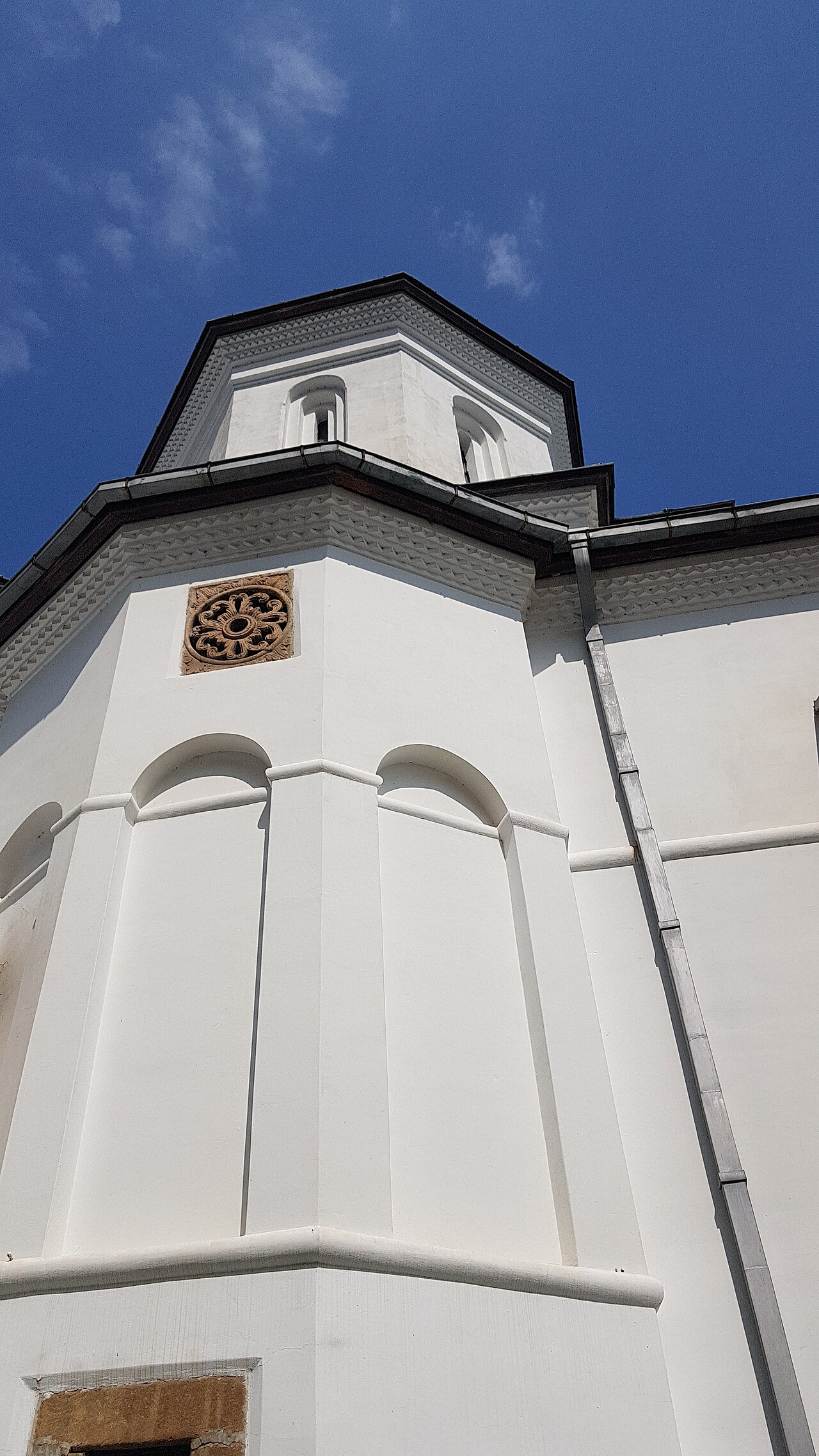 Turla octogonală și racordul ei cu acoperișul bisericii.