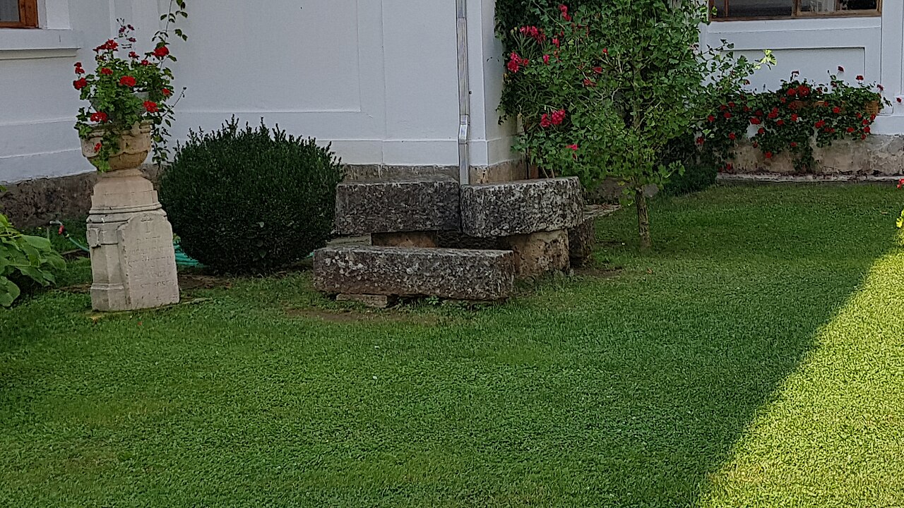 Soclul de piatră și baza zidurilor bisericii.