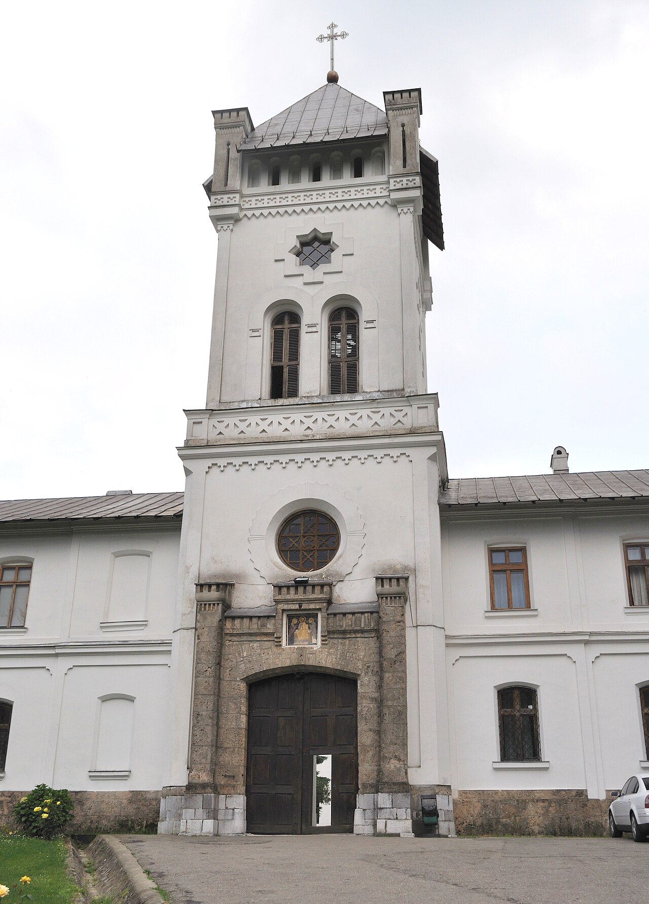 Turnul principal cu gangul de intrare și aripile adiacente.