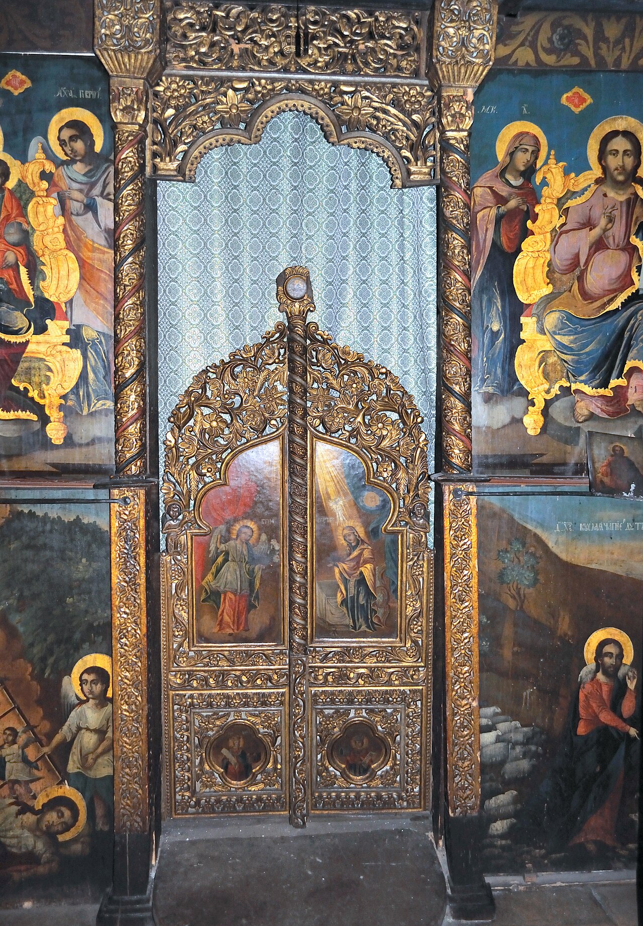 Ușile sculptate și pictate ale iconostasului.