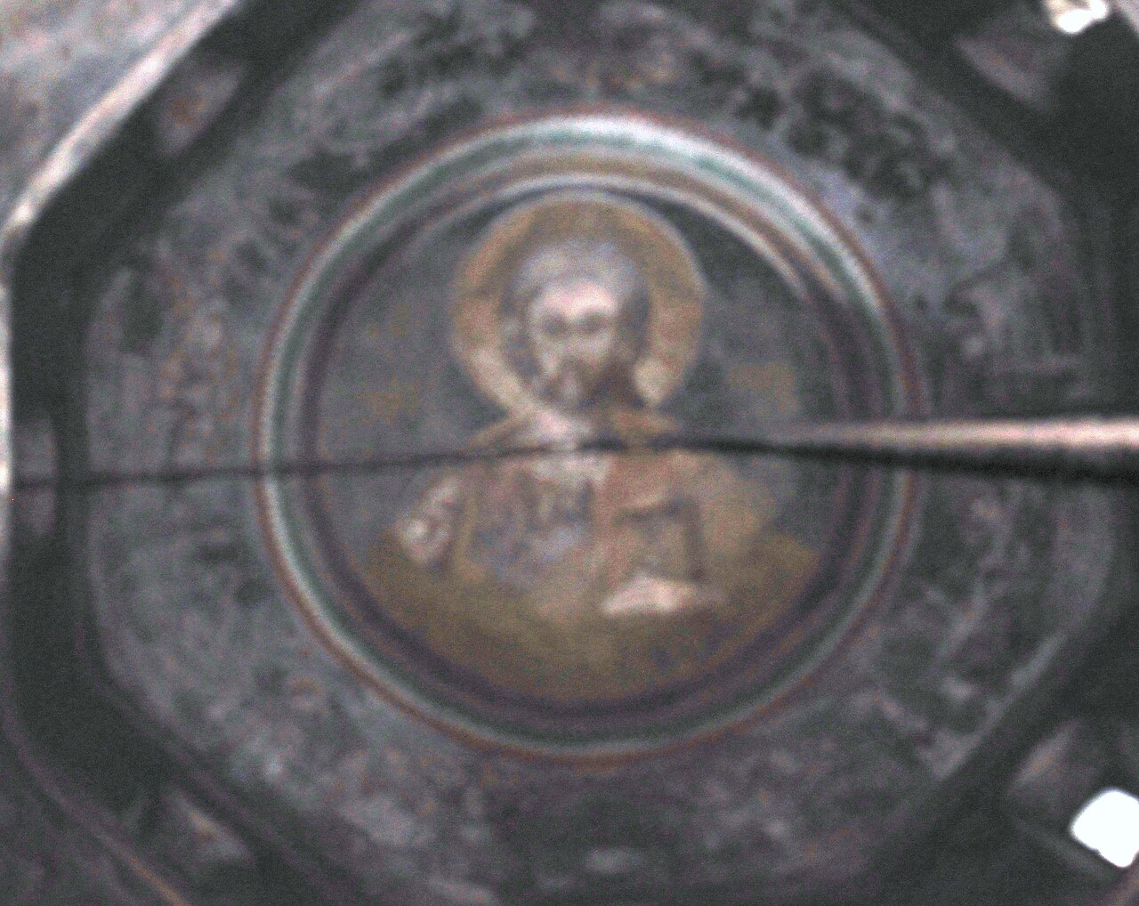 Cupola pictată văzută vertical din interior.