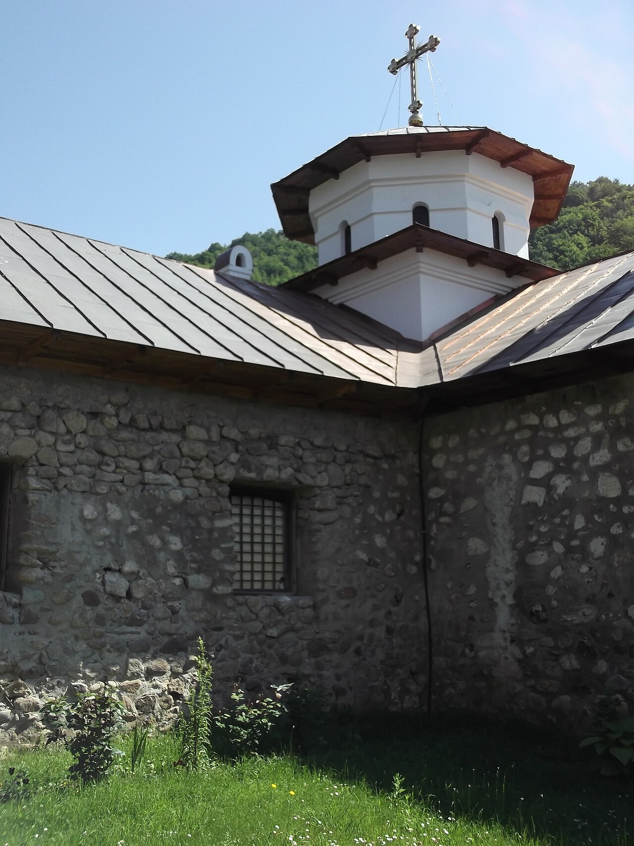 Racordul dintre absidă, acoperiș și baza turlei.