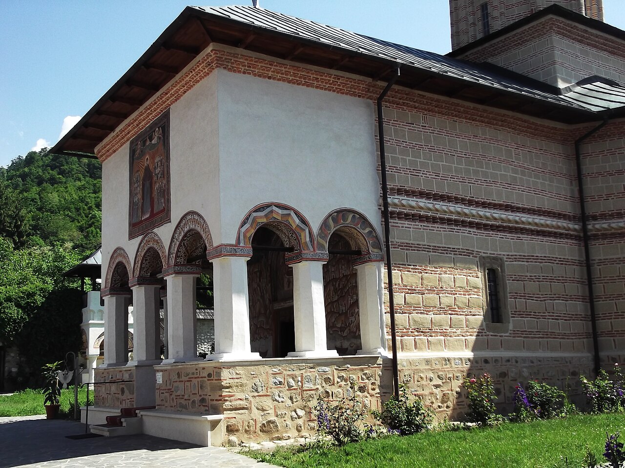 Pridvorul deschis: coloane, arce și pictură.