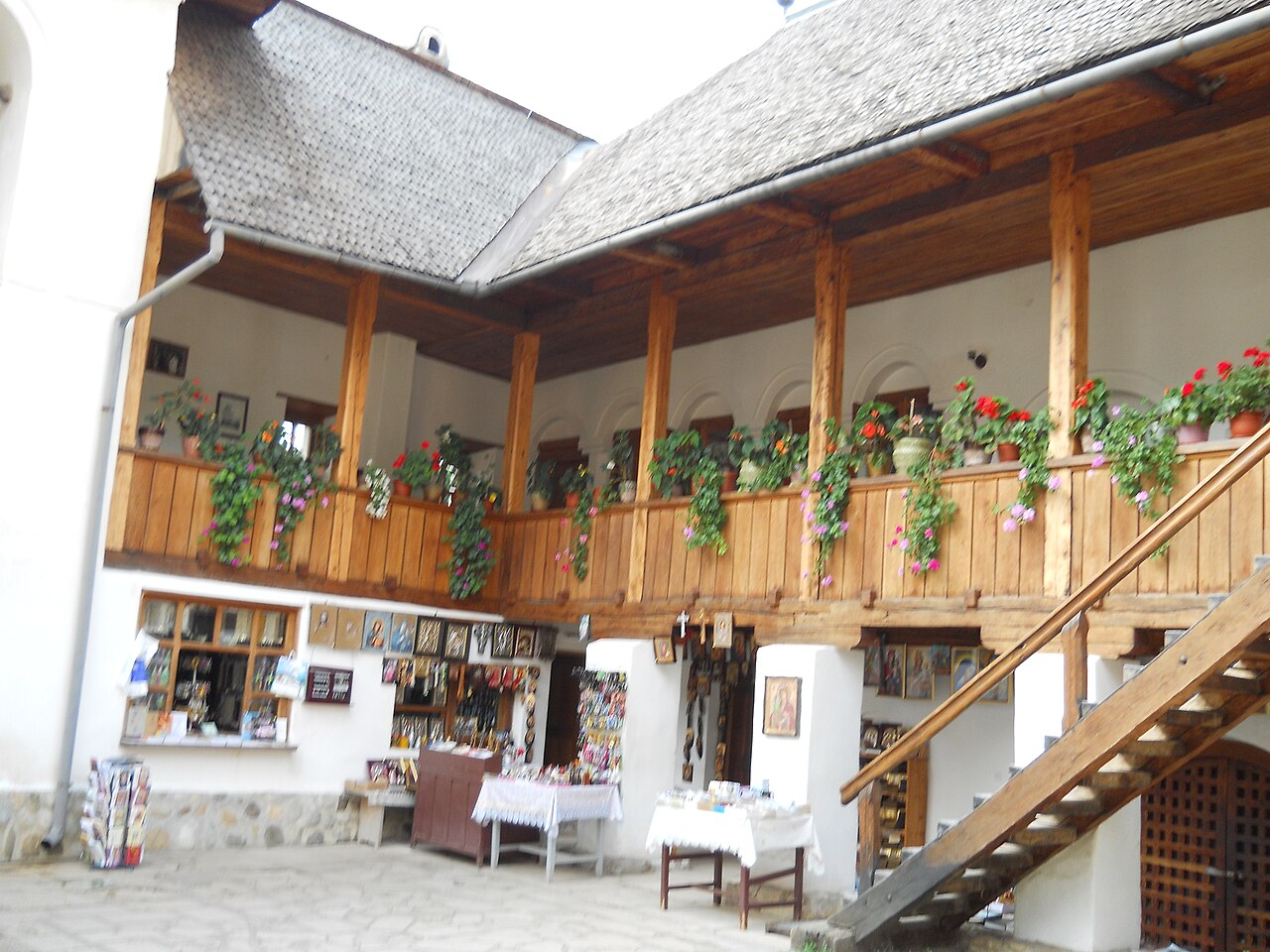 Galeria de lemn pe două niveluri și scara exterioară a chiliilor.