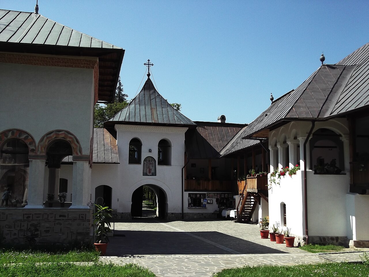 Turnul-clopotniță între aripile de chilii.