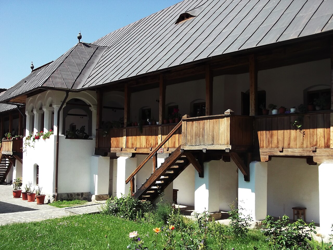 Aripa lungă de chilii, acoperișul și scara.