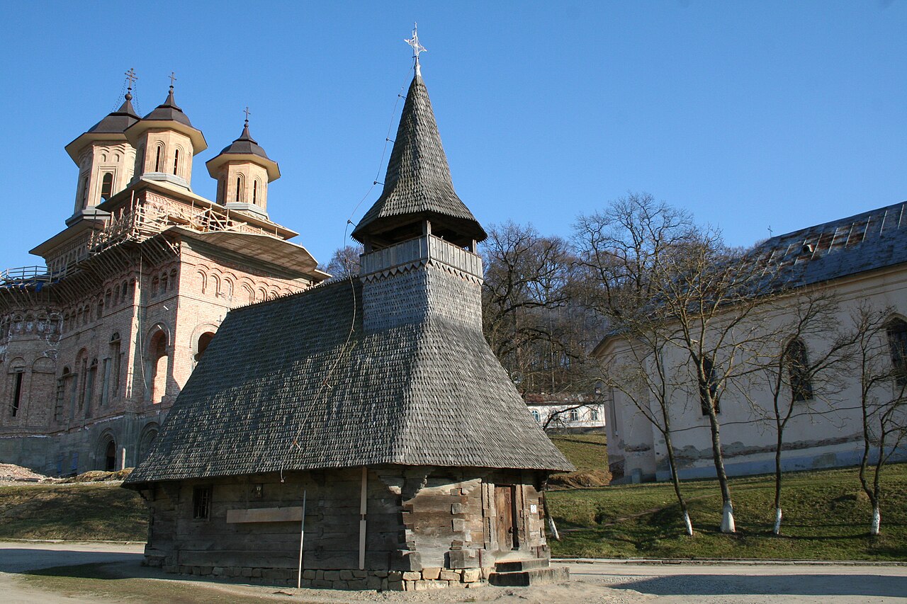 Biserica de lemn strămutată de la Năsal-Fânațe, cu biserica nouă în fundal; nu este biserica arsă în 1973.