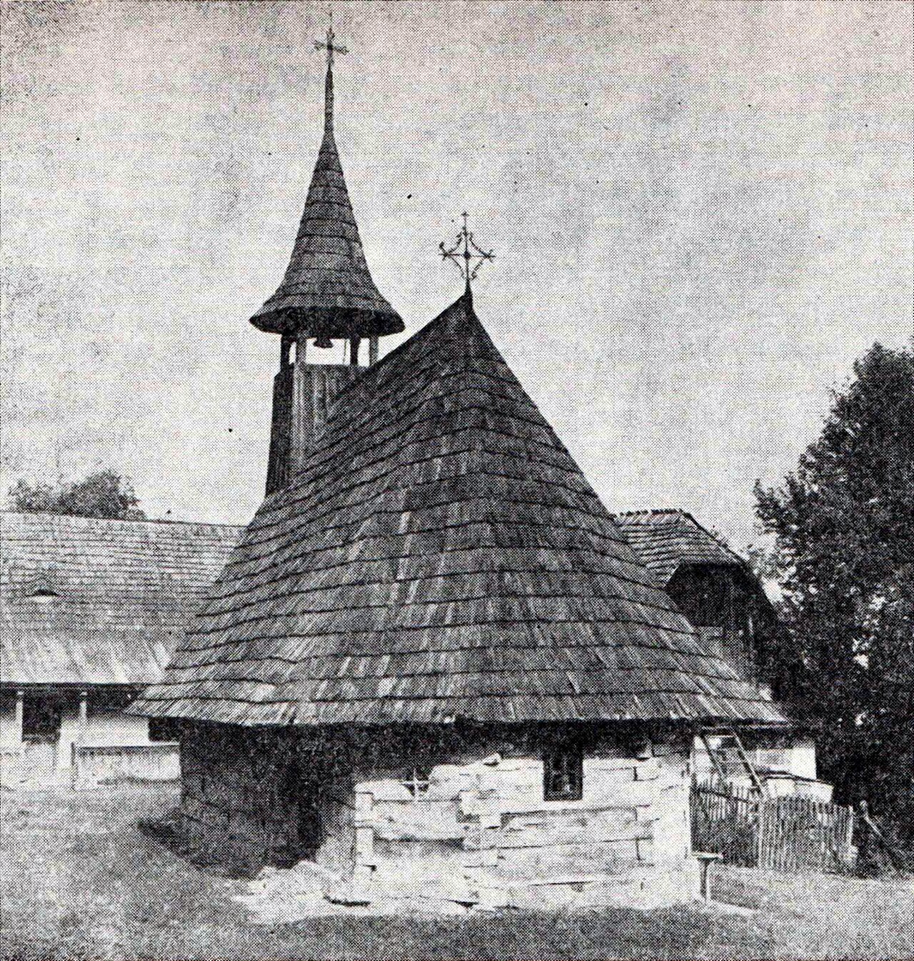 Fotografie istorică a vechii biserici de lemn, pierdute în incendiul din 1973; nu reprezintă clădirea actuală.