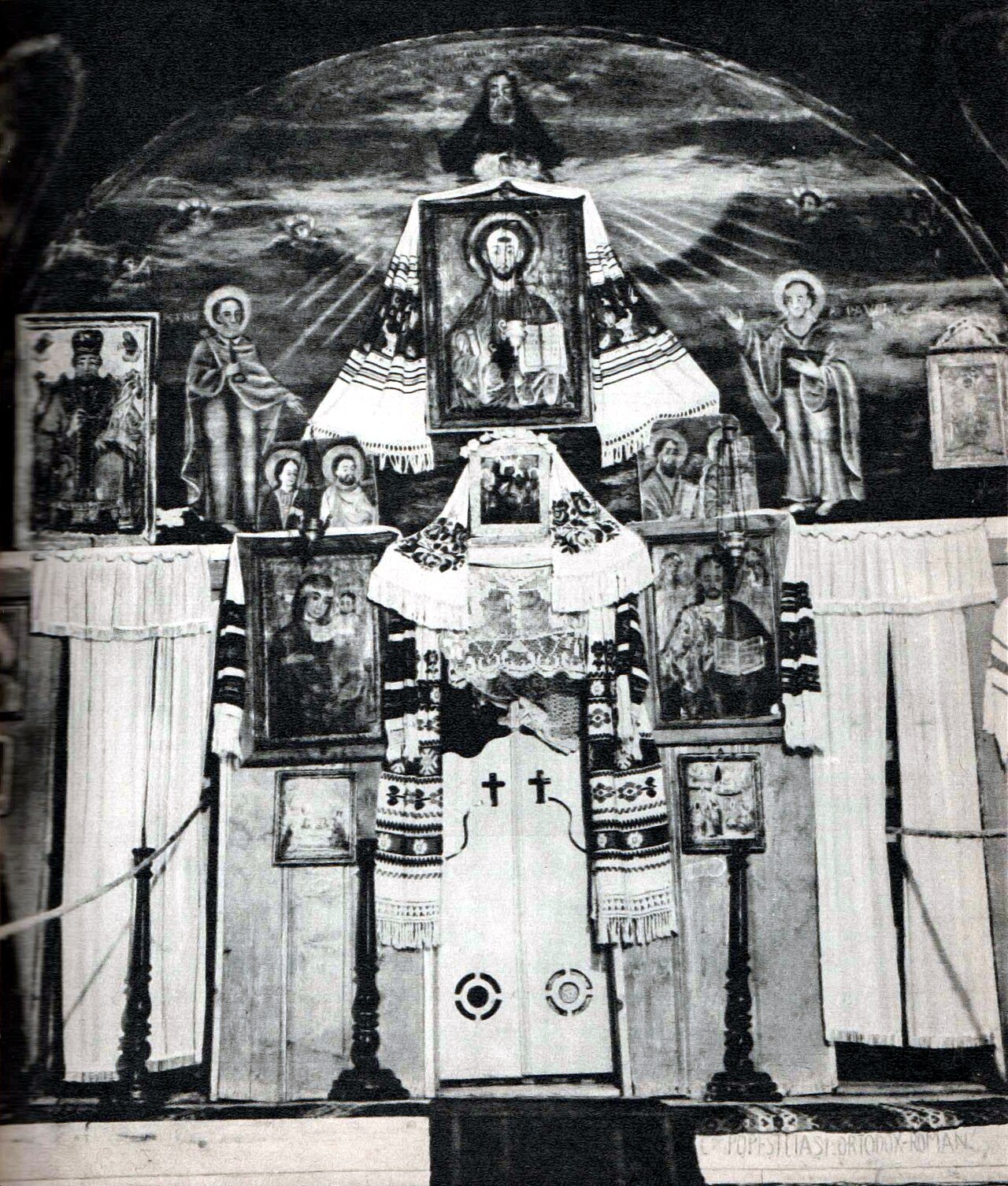 Fotografie istorică a altarului bisericii de lemn dispărute; document de arhivă, nu interiorul actual.