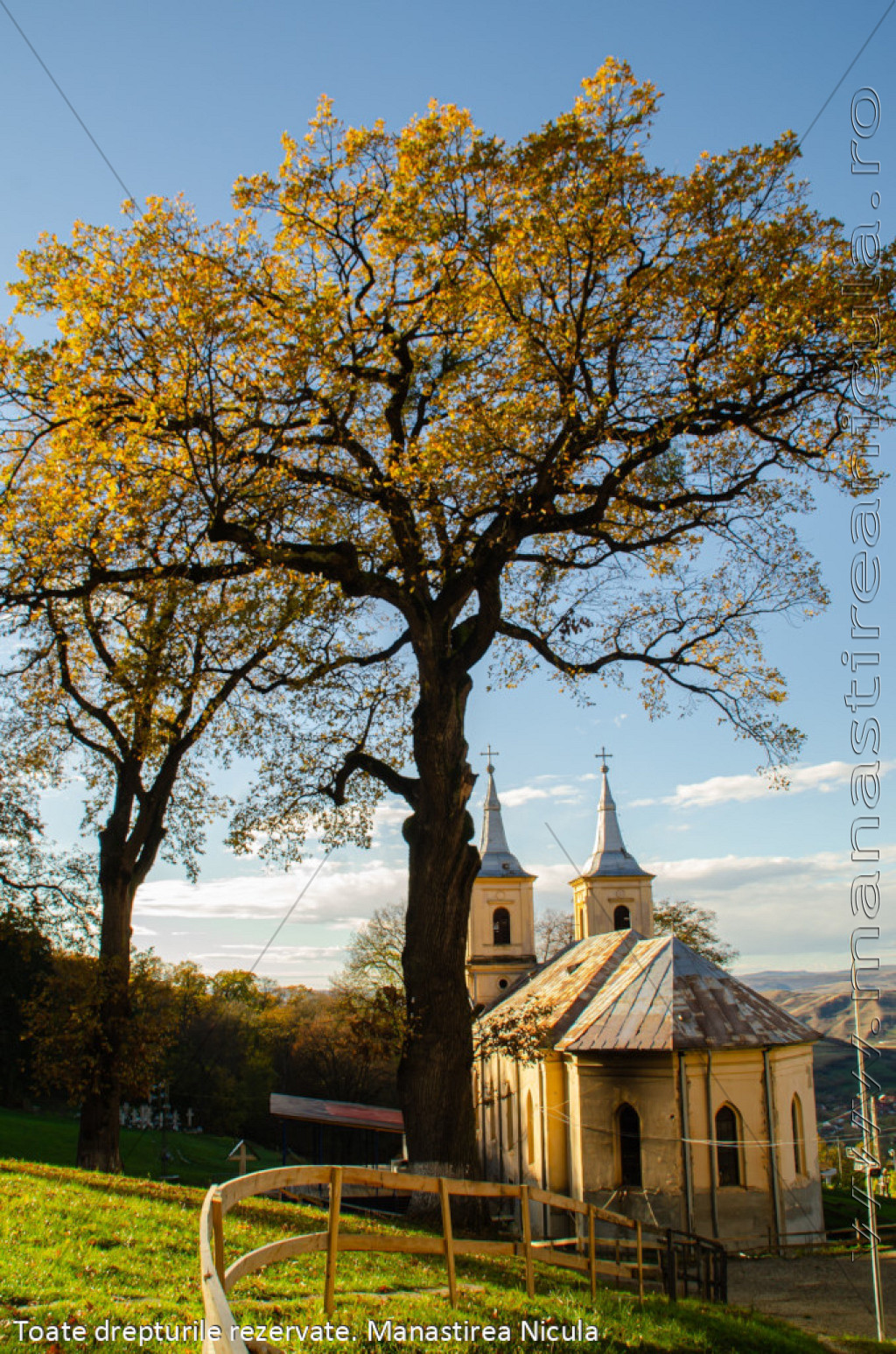 Biserica veche de zid dinspre absidă, în contextul incintei.