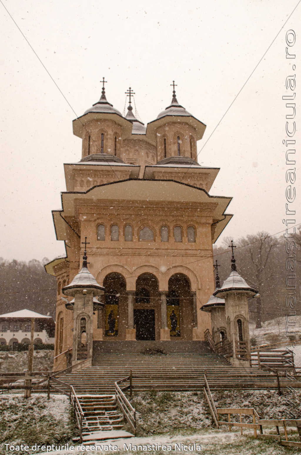 Biserica nouă începută după 2001, fațada cu pridvor și turlele; finisaje vizibile la data fotografiei.