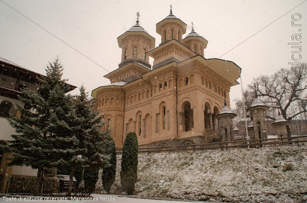 Biserica nouă, vedere oblică asupra laturii și turlelor; nu biserica veche de zid.