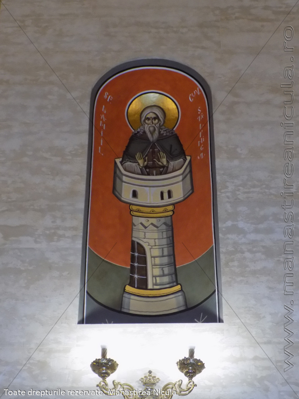 Nișă pictată, structură și finisaj neterminat în biserica nouă, 2022.