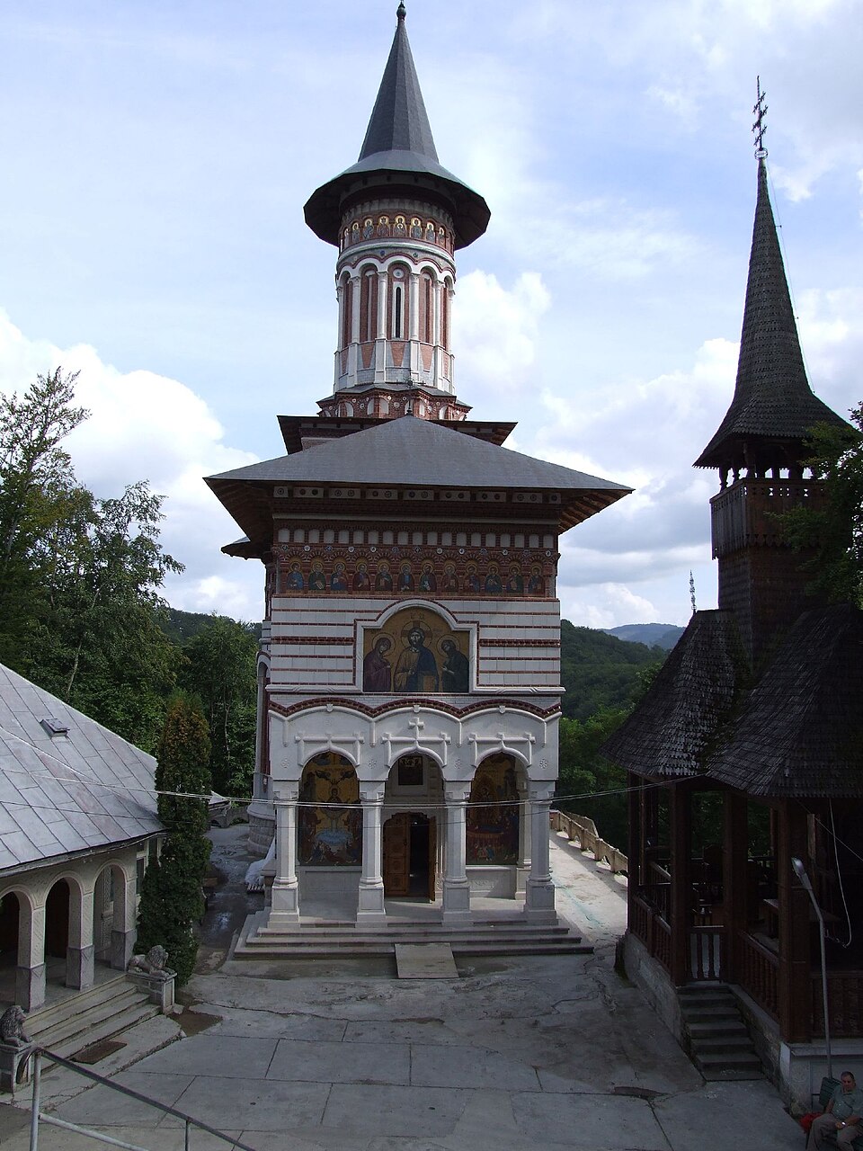 Biserica mare actuală de la Rohia: pridvor pe scară, turlă și placaj exterior.