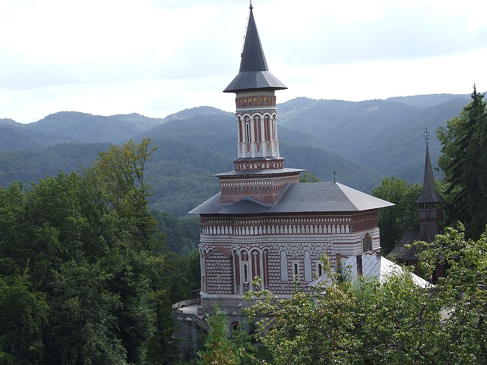 Biserica mare actuală văzută lateral, turnul și acoperișurile.