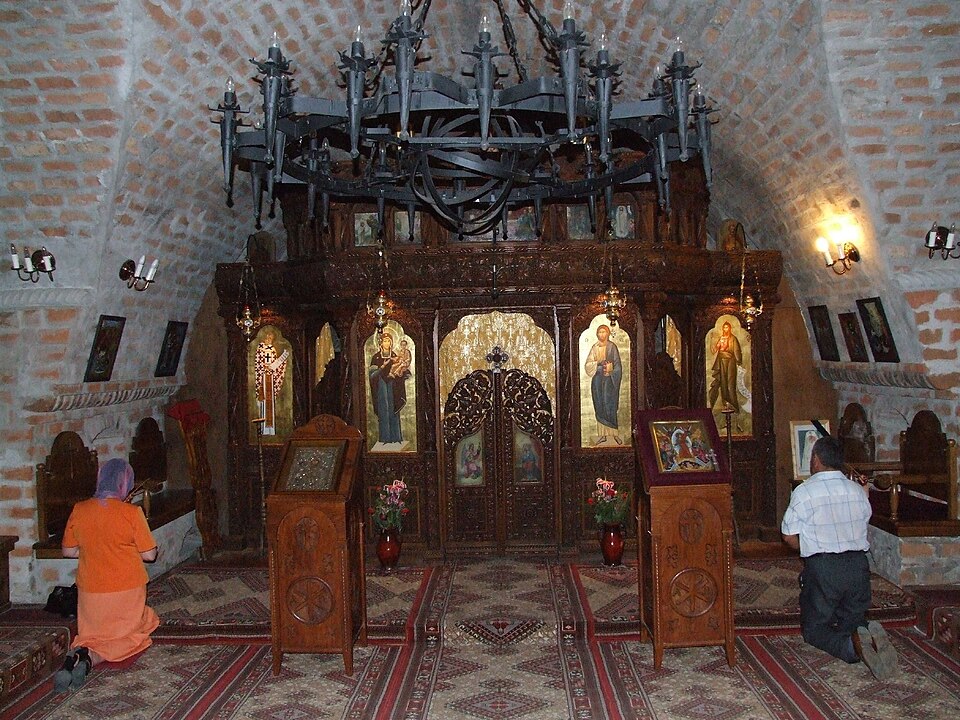 Paraclisul de la demisol: bolta de cărămidă și iconostasul provenit din vechea biserică.