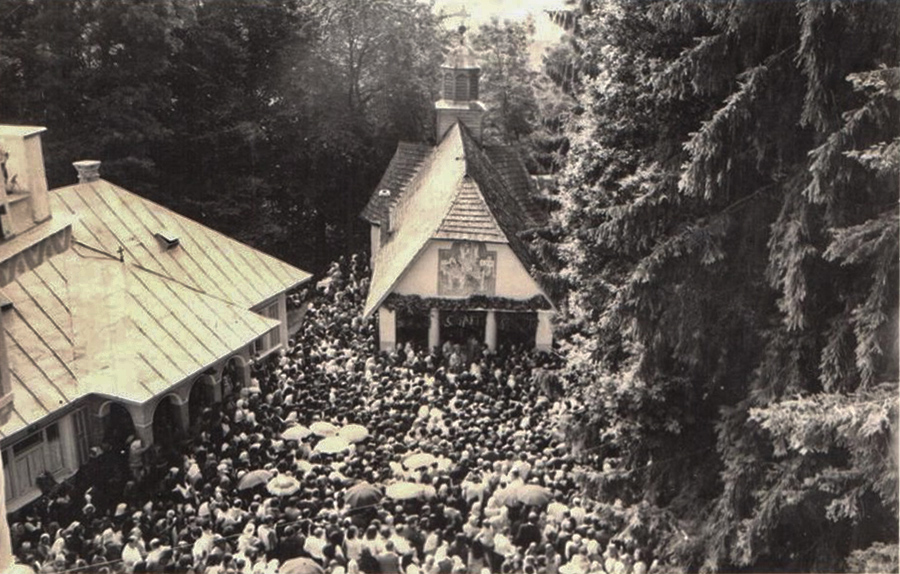 Fotografie istorică a bisericii din 1923–1925, desfăcute în 1996, în timpul pelerinajului.