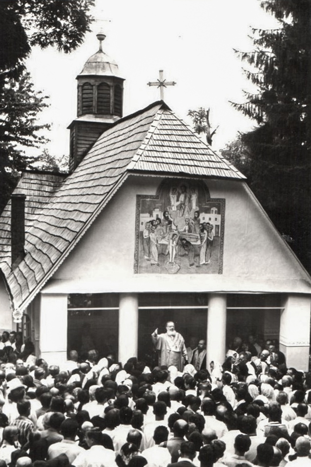 Fațada vechii biserici, pridvorul și cupola; document de arhivă, nu biserica actuală.