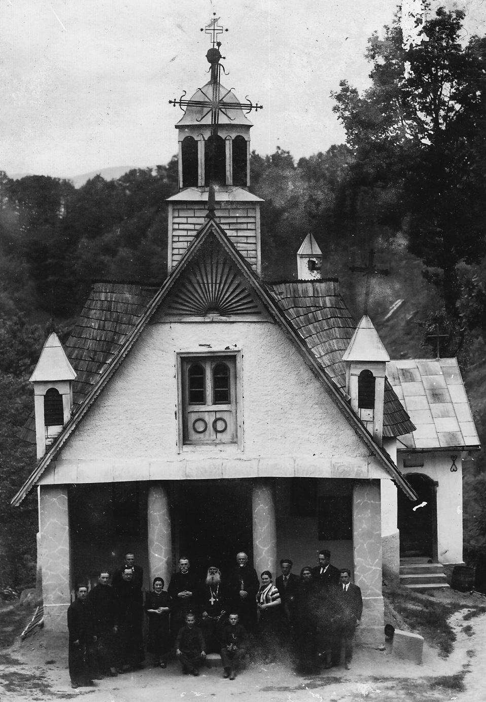 Biserica veche în 1926: fronton, pridvor și turla mică.