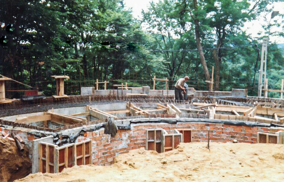 Fundația și începutul structurii bisericii noi, etapă de șantier după 1996.