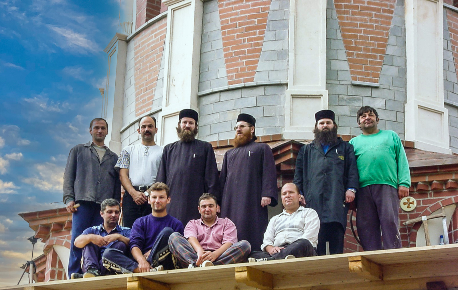Placajul de piatră și cărămidă în faza de șantier; fotografie documentară cu constructorii.