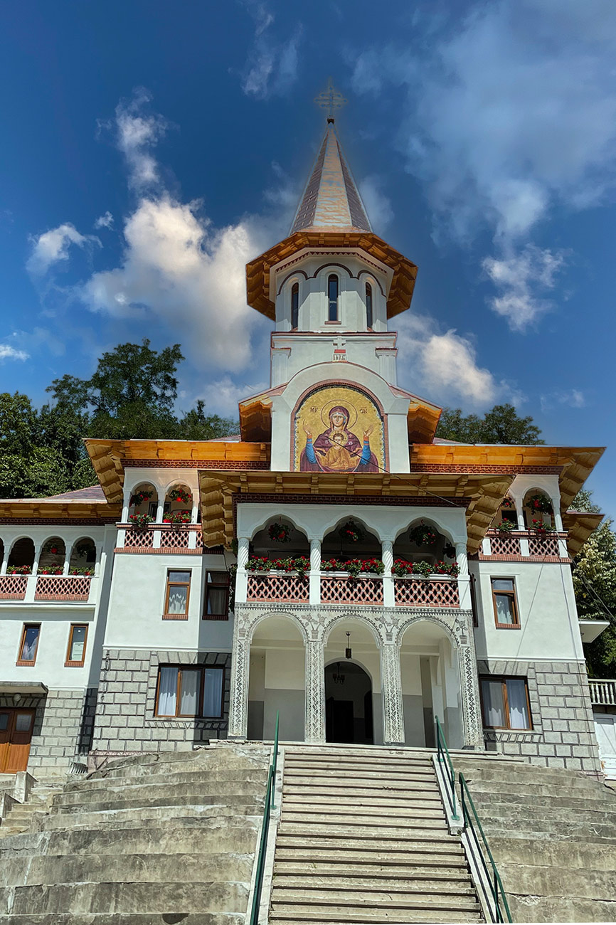 Casa cu Paraclis: scară de acces, galerii și turnul paraclisului.
