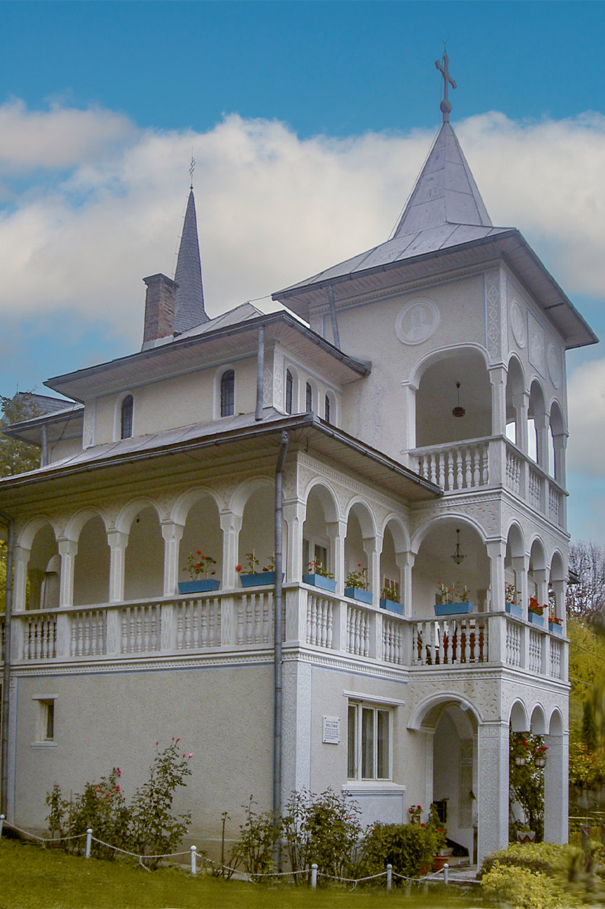 Casa Poetului: fațade cu galerii și acoperișuri cu turnuri.