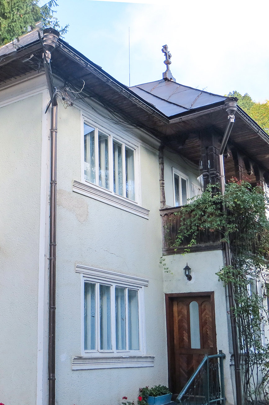 Casa de stejar „Justinian Arhiepiscopul”: fațadă laterală și balcon.