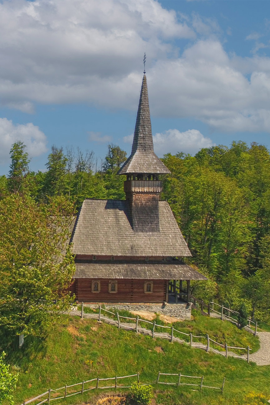 Biserica de lemn din Colțul Maramureșean; componentă a ansamblului, nu vechea biserică de zid.