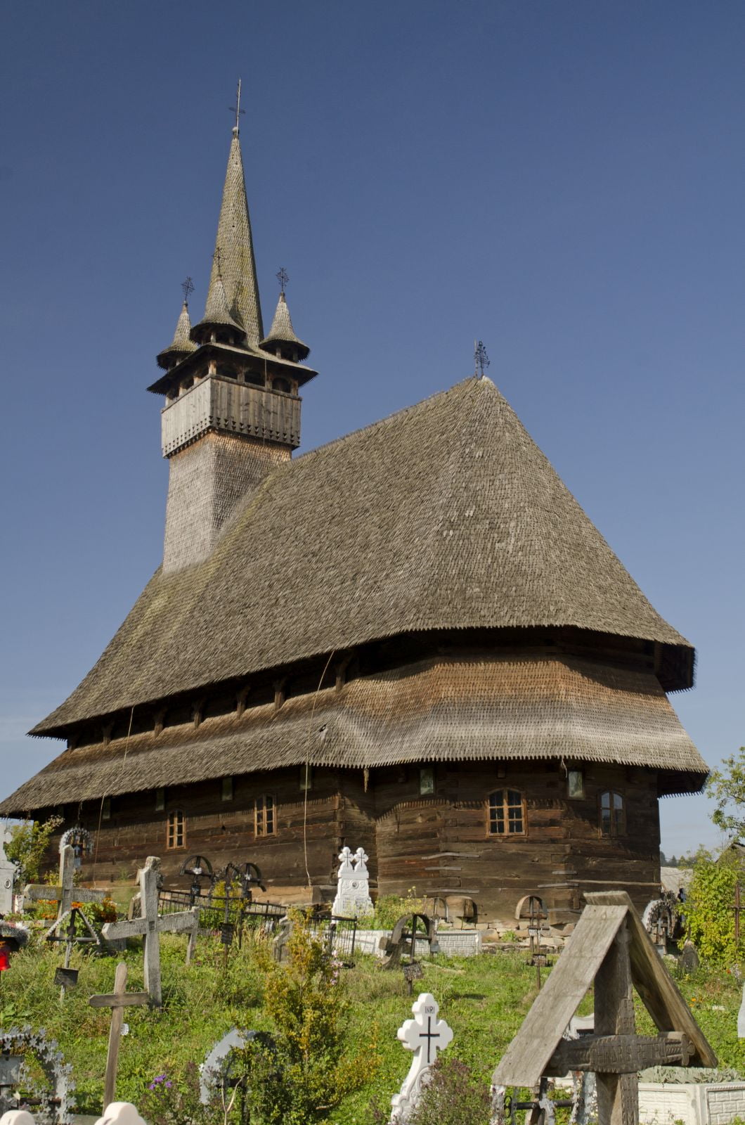 Biserica UNESCO din Budești Josani: acoperiș cu două poale și turn cu patru turnulețe de colț.