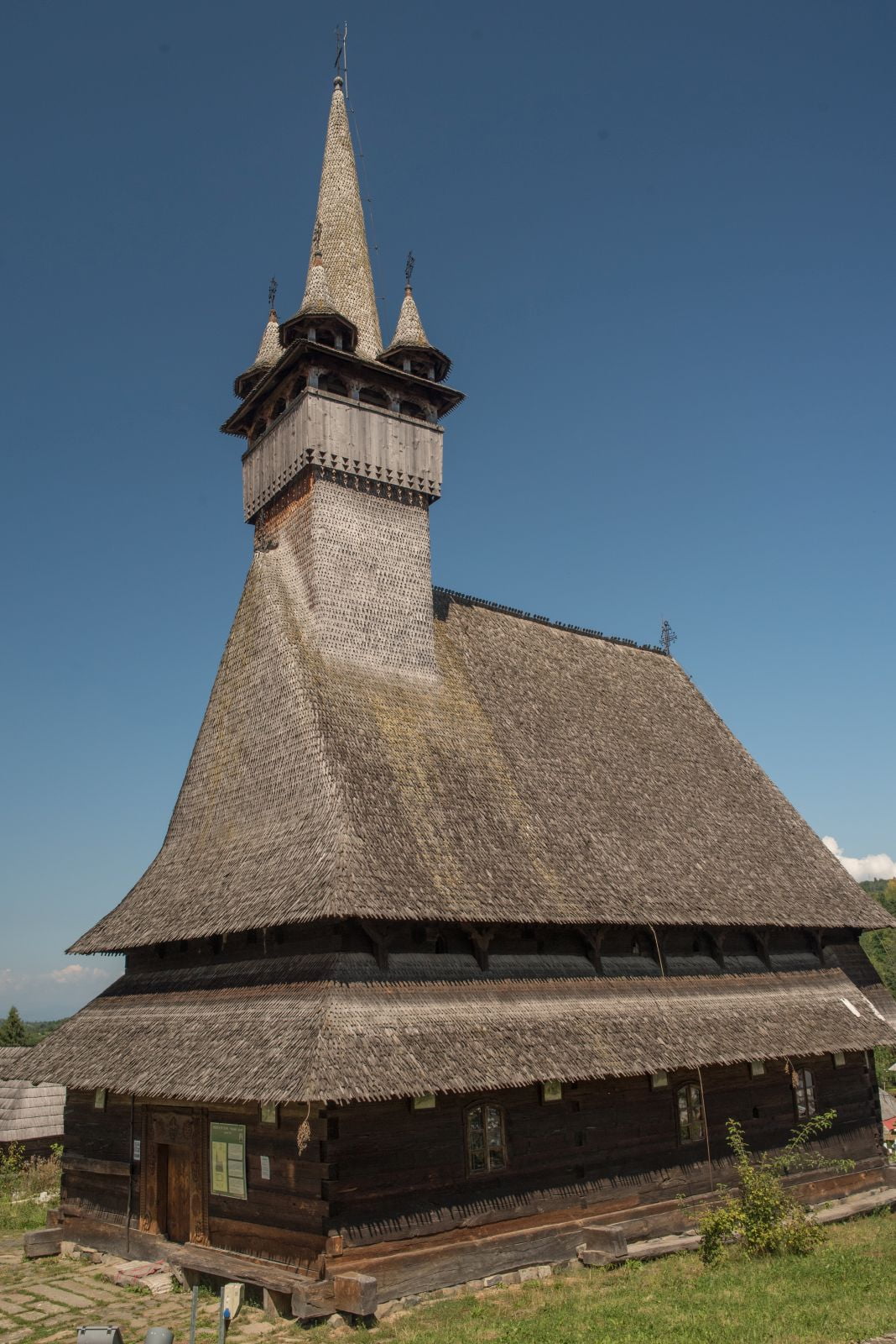Latura bisericii Josani, turnul și învelitoarea; nu biserica din Susani.