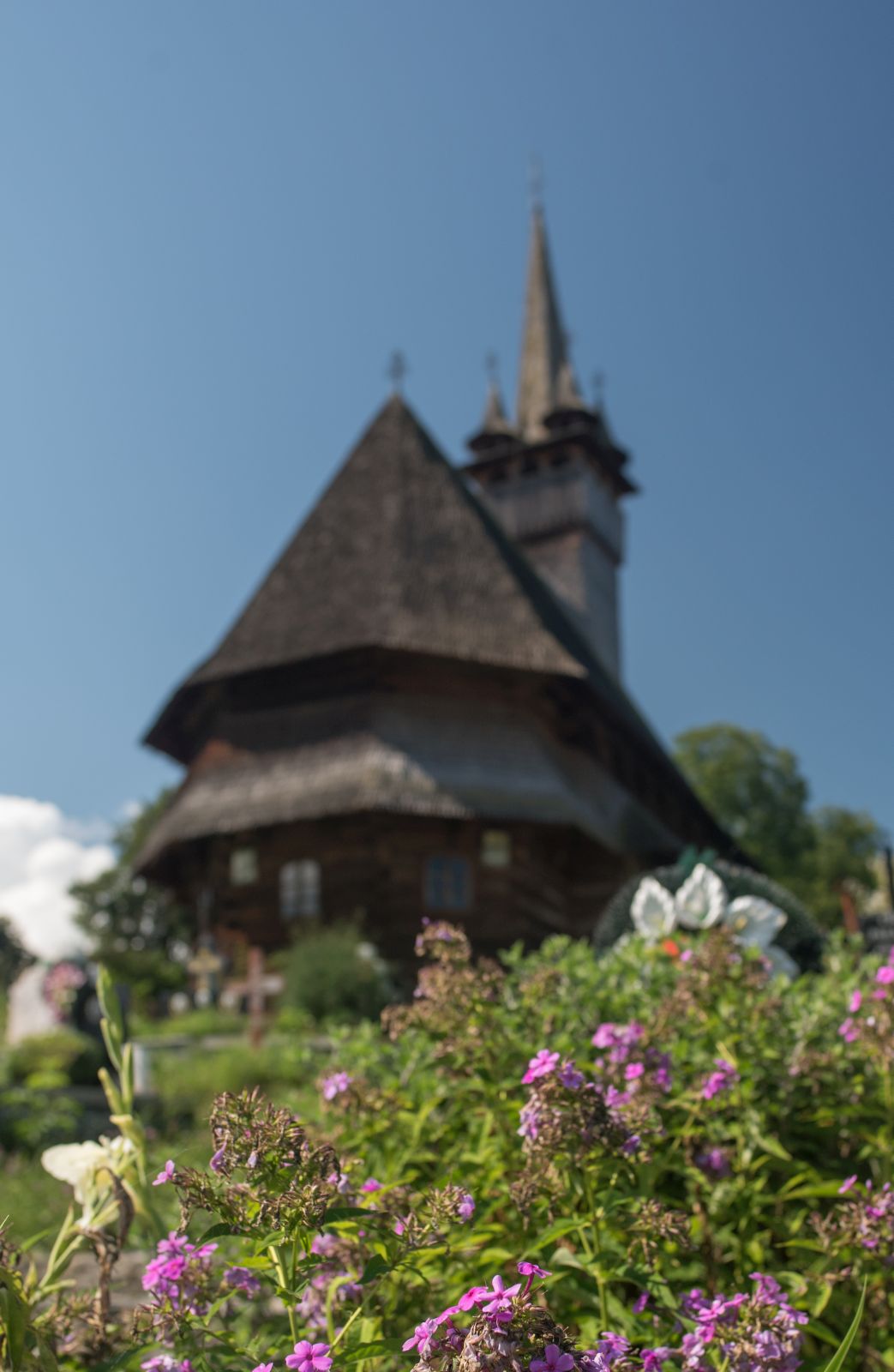 Biserica văzută frontal, cu turnul și cele patru turnulețe de colț.