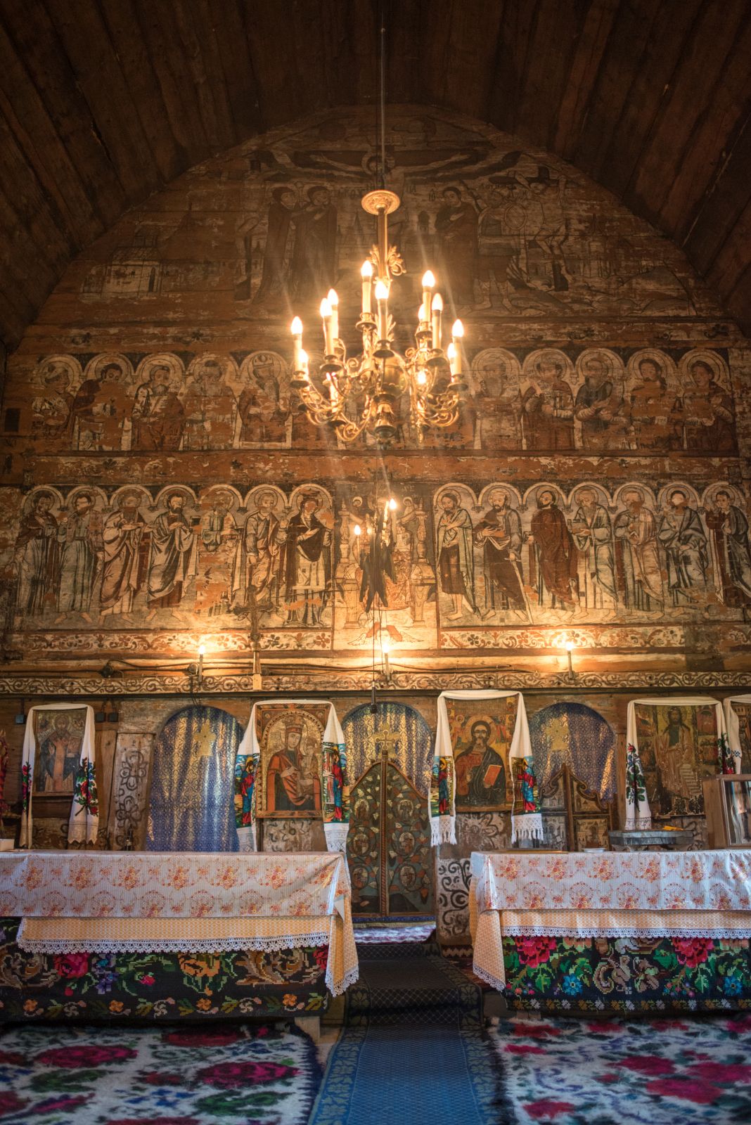 Iconostasul și bolta nepictată a naosului.