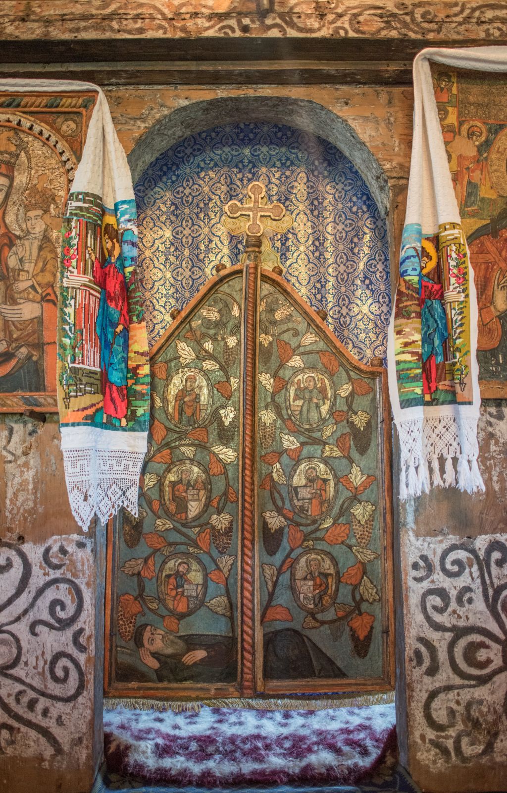 Ușile împărătești și pictura iconostasului.