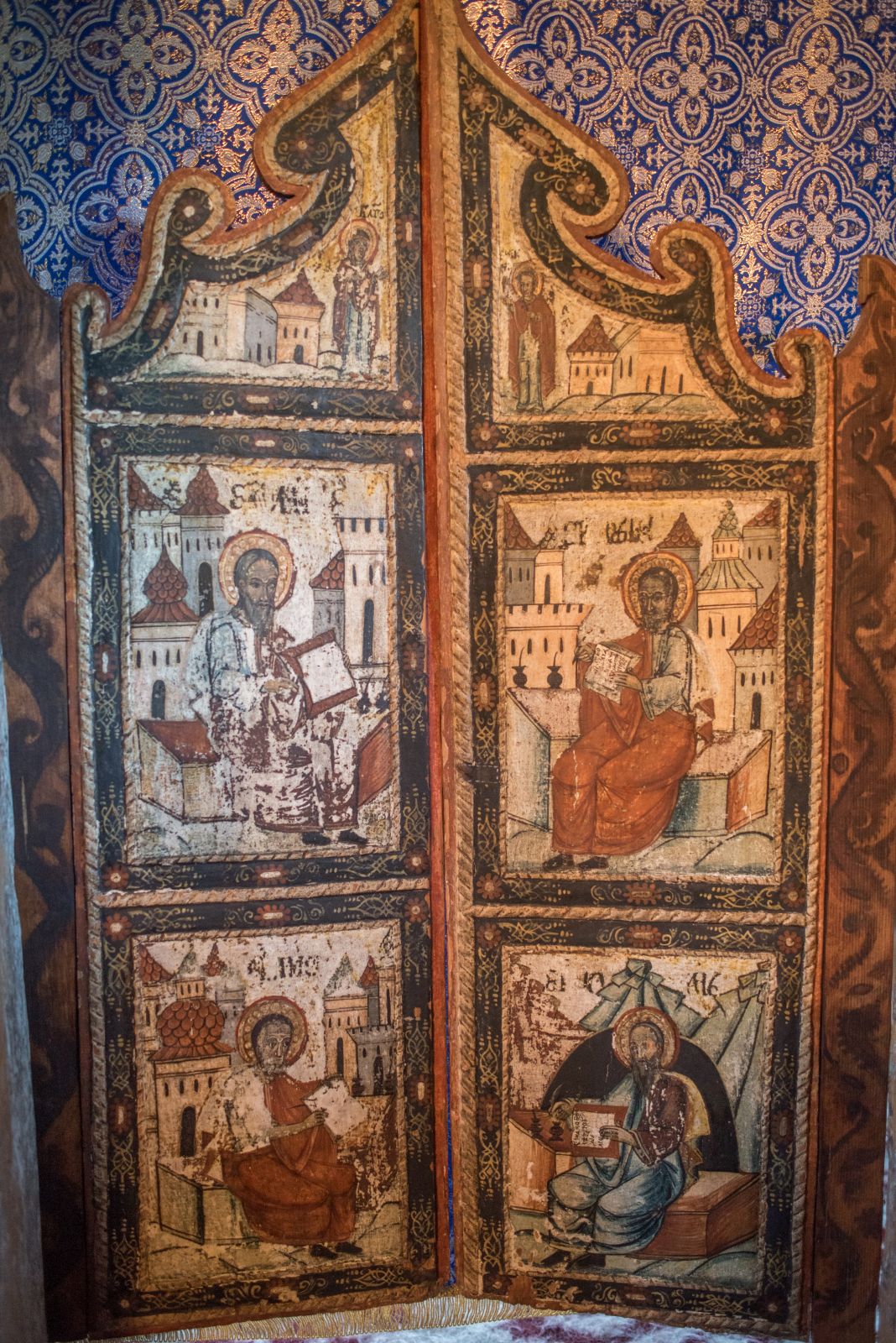 Detalii pictate pe canaturile ușilor împărătești.