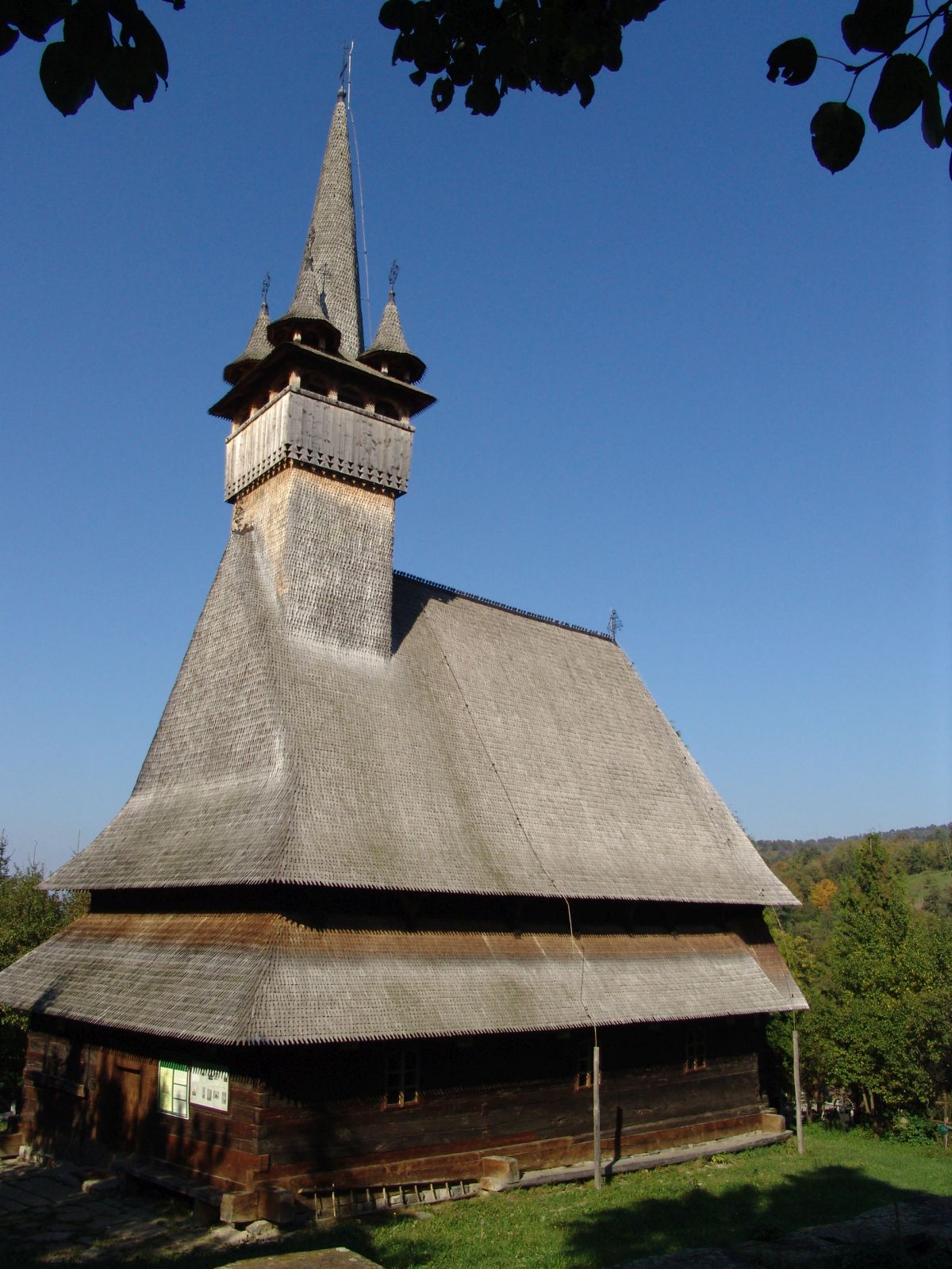 Latura opusă și turnul, fotografie din arhiva 2004–2009.