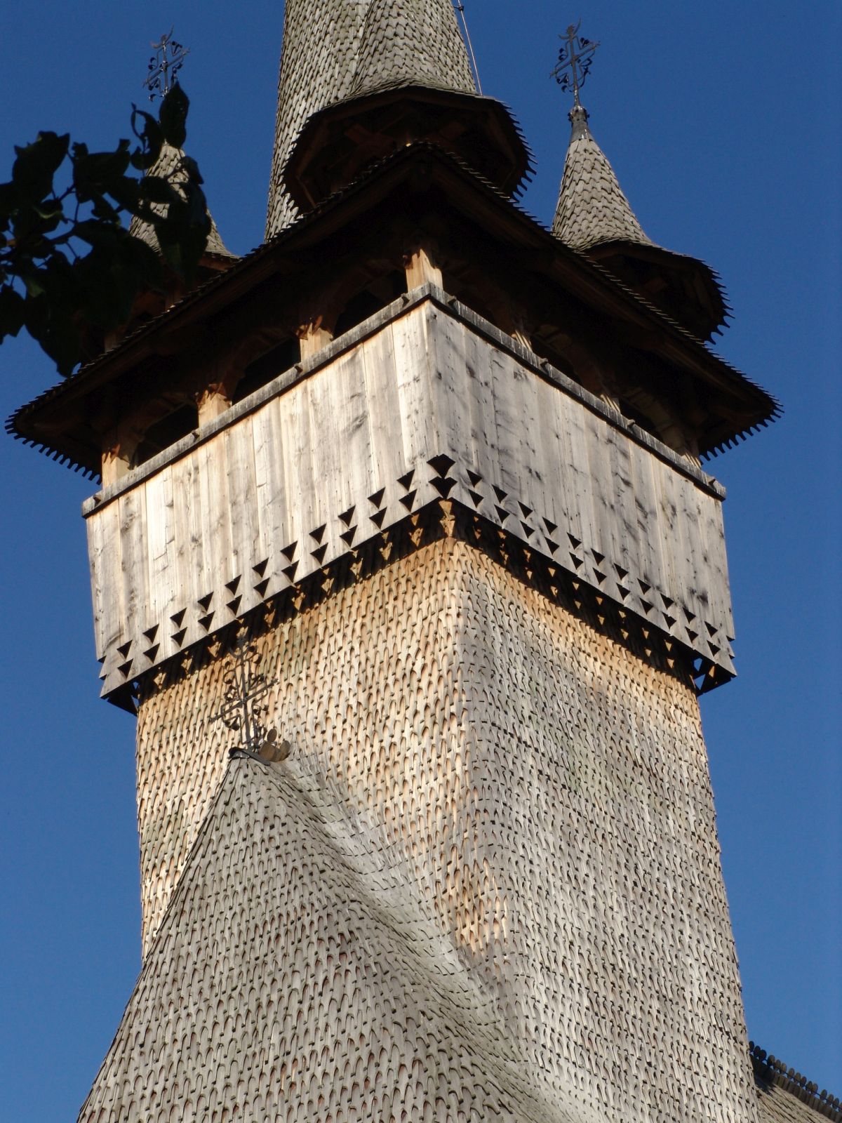 Galeria turnului și turnulețele de colț, contraplonjeu de la sol.