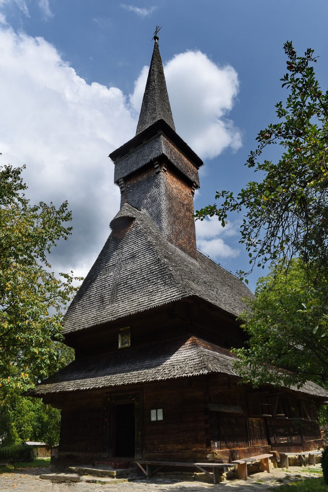 Biserica UNESCO din Desești: turn, pridvor și acoperiș cu două poale.