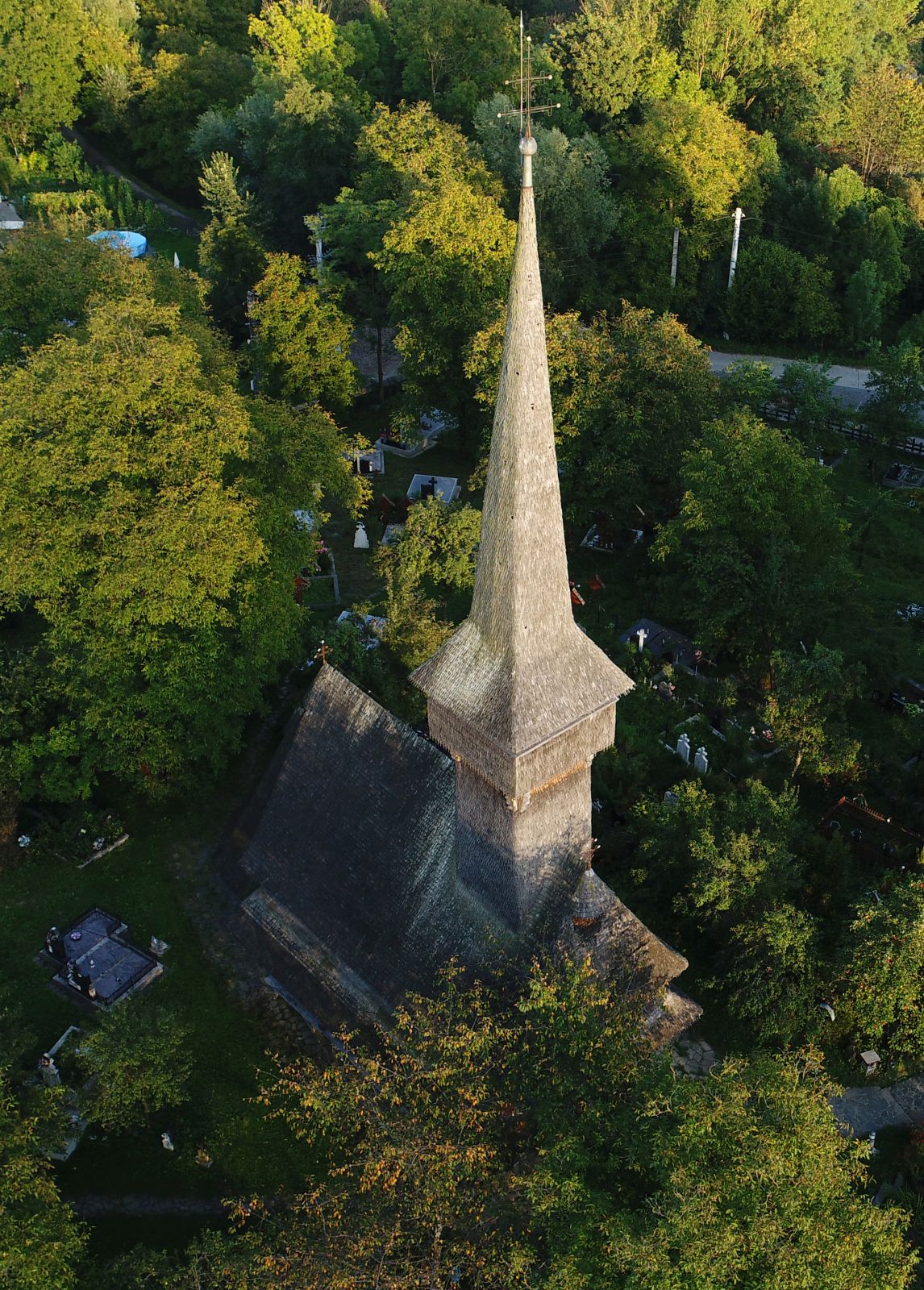 Vedere aeriană apropiată asupra turnului și pantelor acoperișului.
