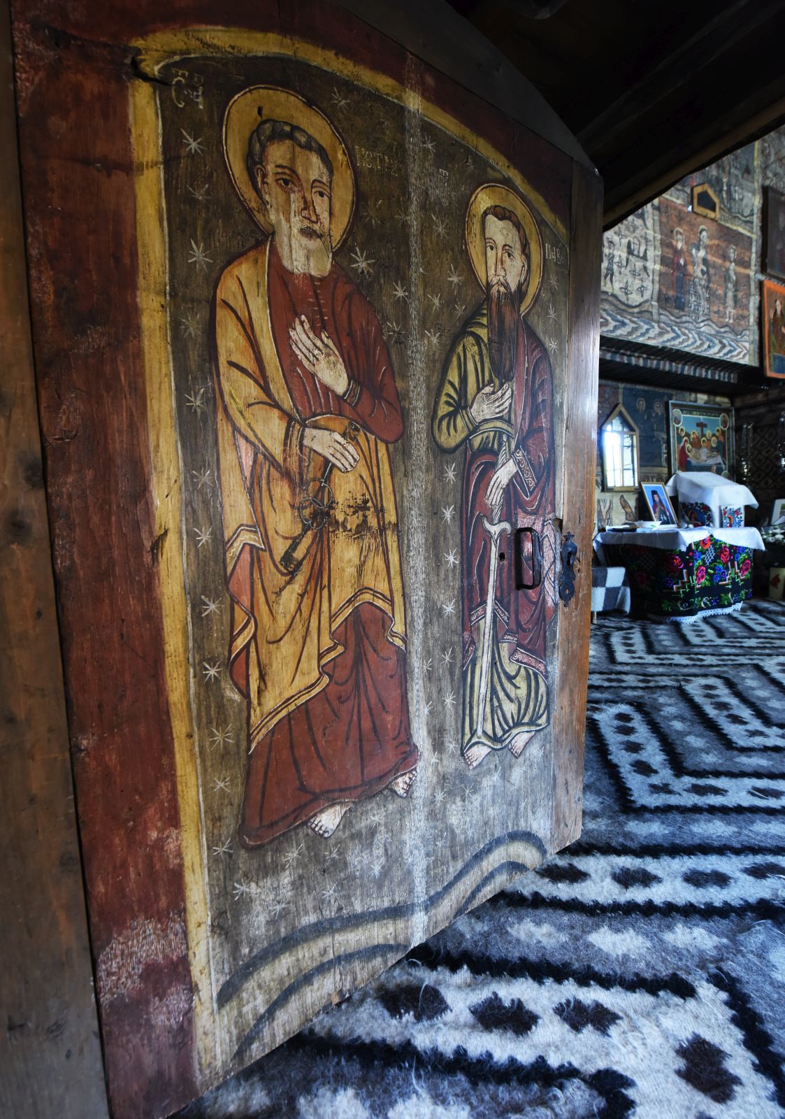 Portalul dintre încăperi și icoana de pe peretele interior.