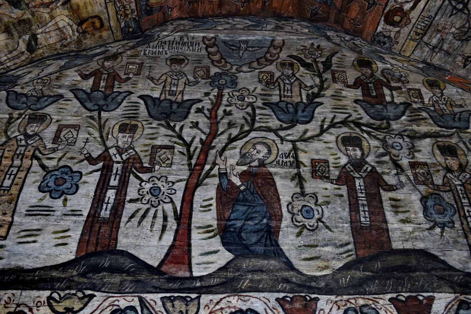Registru pictat și benzile decorative dintre scene.