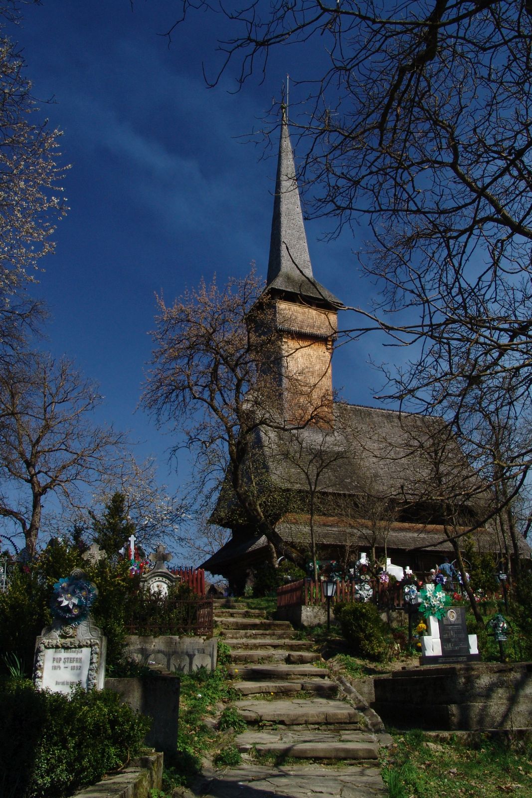 Fațada de acces și scara, fotografie de arhivă din 2004.