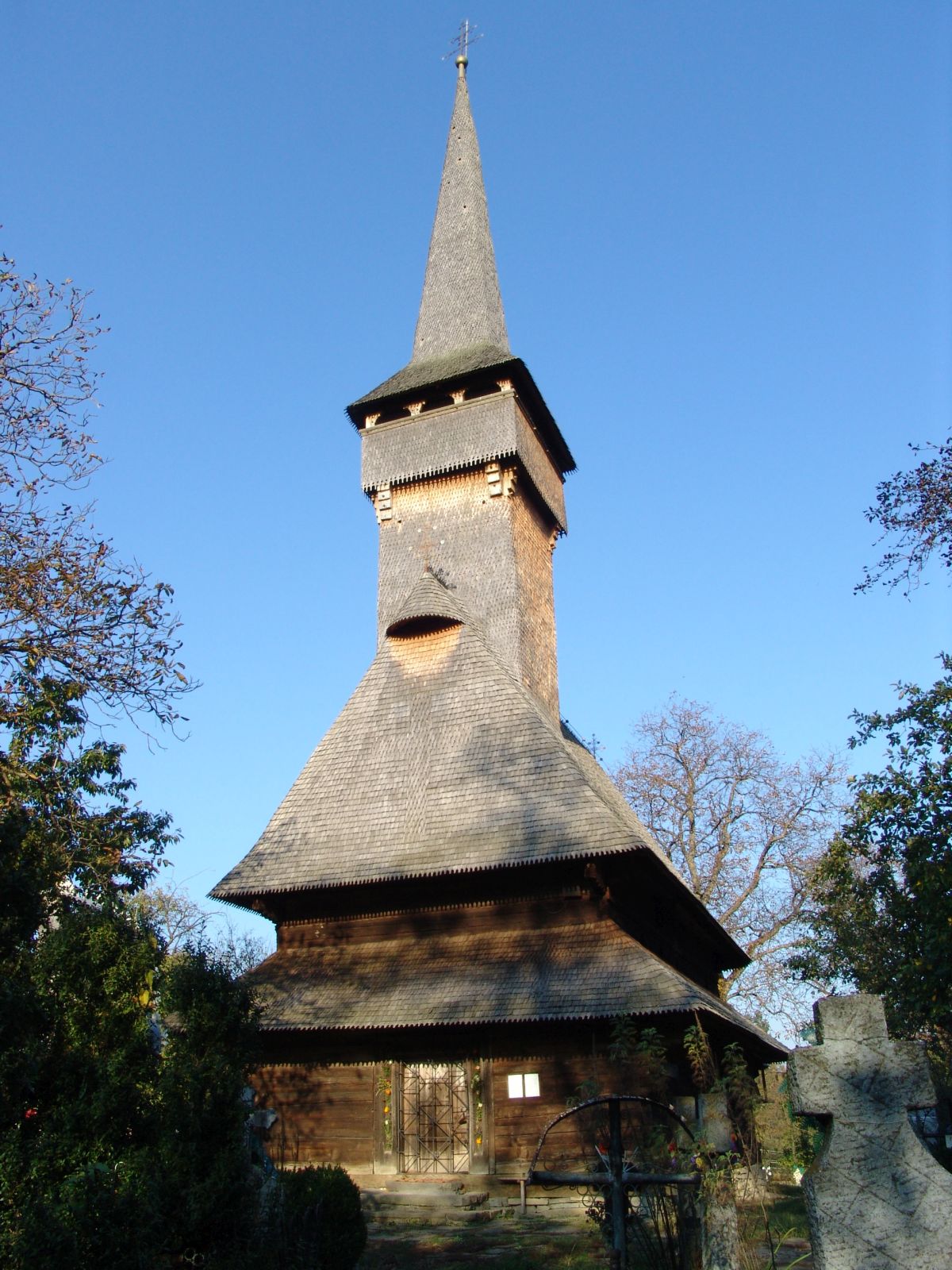 Turnul și fațada bisericii, fotografie de arhivă din 2004.