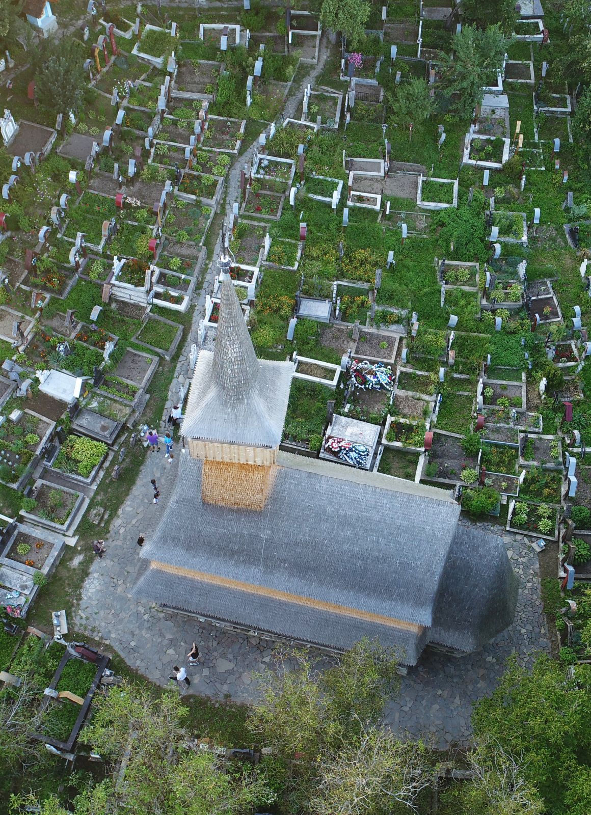 Vedere aeriană aproape verticală: învelitoarea și turnul între morminte.