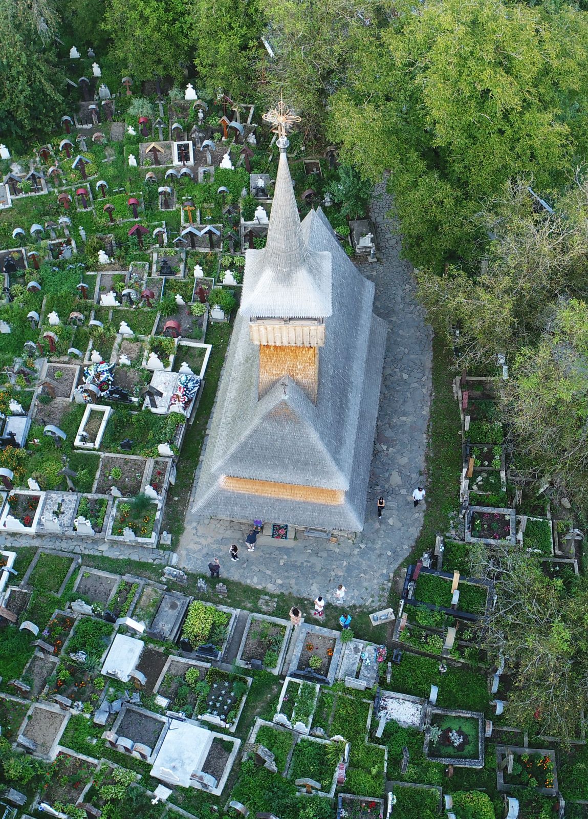 Vedere aeriană din direcție diferită, planul acoperișului și cimitirul.