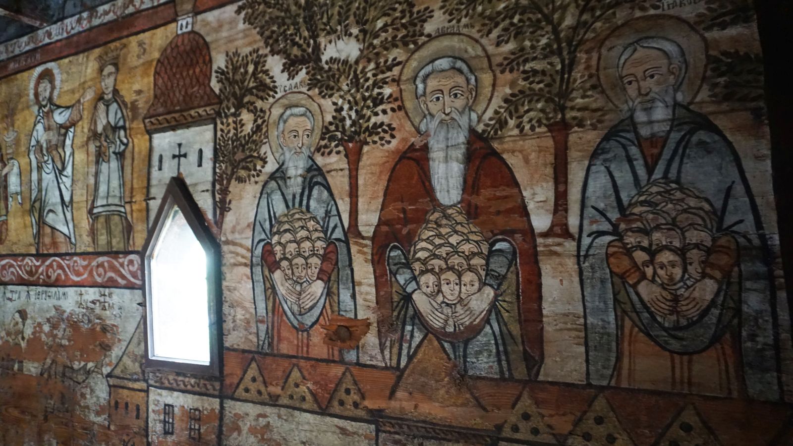 Pictura murală în jurul unei ferestre interioare.