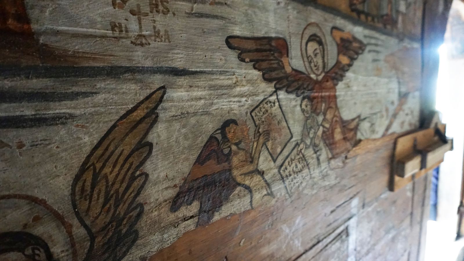 Detaliu de pictură murală și marginea ferestrei.