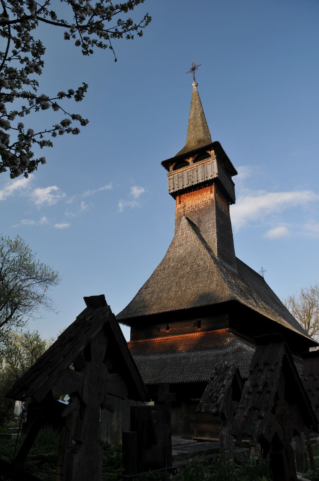 Biserica Ieud Deal, fotografie de arhivă din 2008; șindrila diferă de starea din 2020.